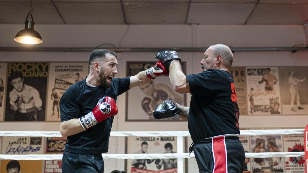 Sandor Martín haciendo manoplas con su padre y entrenador