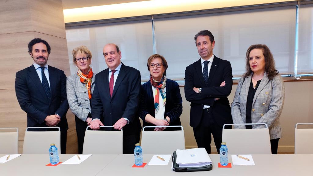 De izquierda a derecha: José Luis Villar de la Riera, María Luisa Tato Fouz, Augusto Pérez-Cepeda, María del Pilar Cortizo Mella, Carlos Tomé Santiago y María Blanco Regueiro