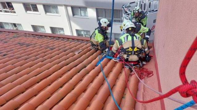 Bomberos rescatan a una persona de un tejado