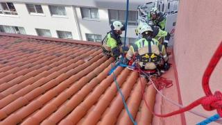 Bomberos rescatan a una persona de un tejado