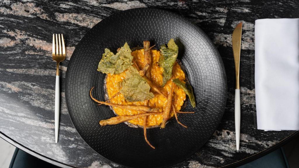 Risotto de zanahorias con algas crujientes y alioli de olivas negras.