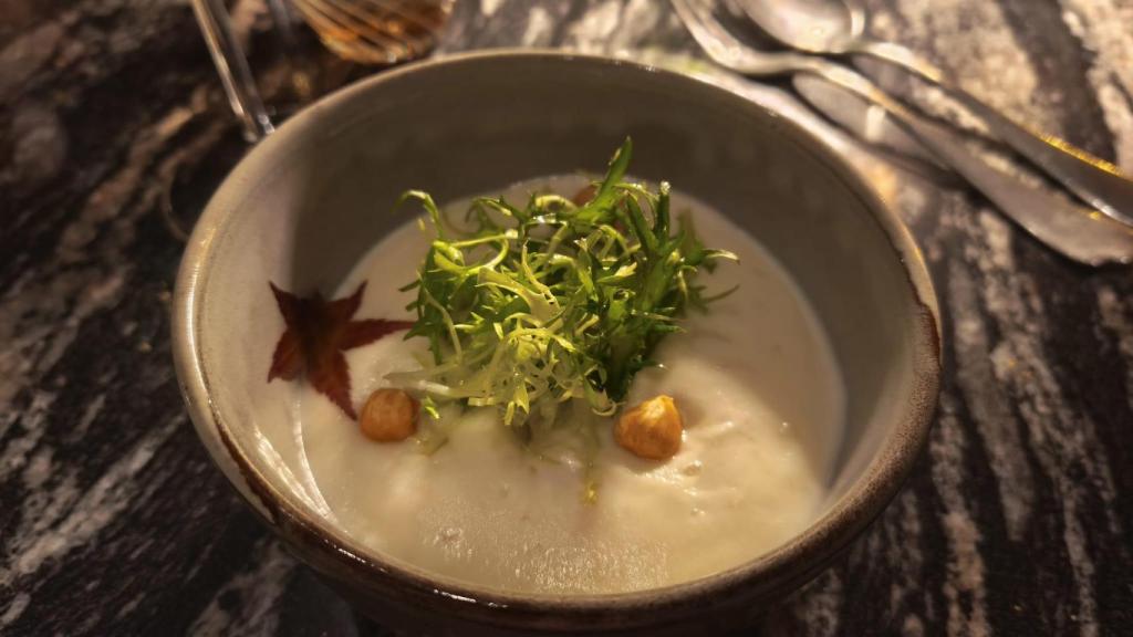 Ensalada tibia de escarola con avellanas.