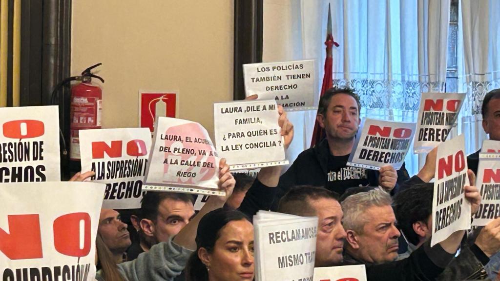 Los agentes concentrados en el pleno de este jueves