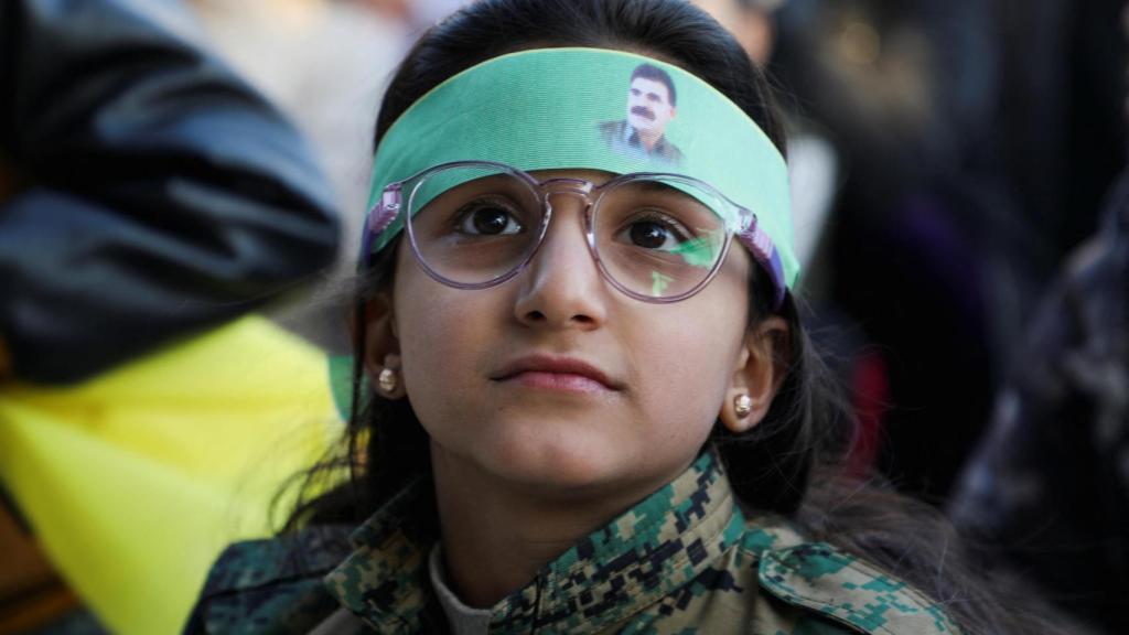 Una niña kurda, en las celebraciones de Hasaka por el desarme del PKK anunciado por Öcalan.