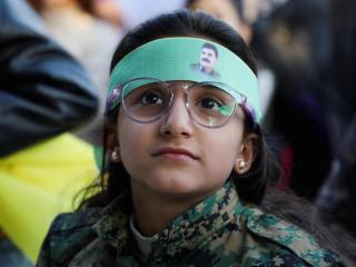 Una niña kurda, en las celebraciones de Hasaka por el desarme del PKK anunciado por Öcalan.