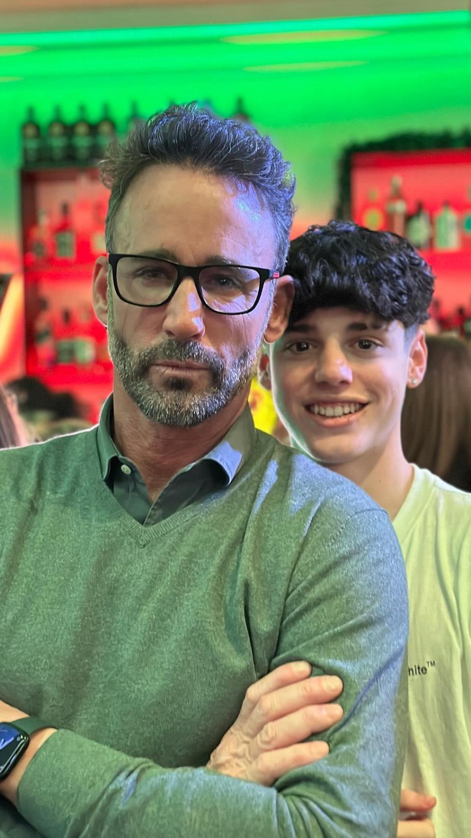 Álvaro Muñoz Escassi junto a su hijo Álvaro, en una imagen de sus redes sociales.