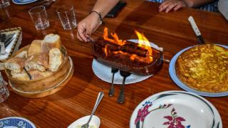 Chourizos ao inferno en un furancho en Galicia