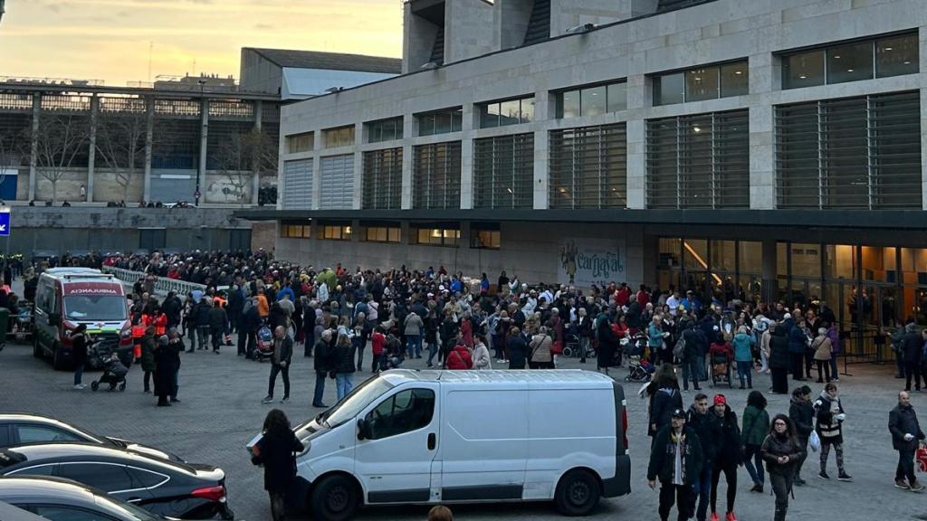 Cientos de Zaragozanos haciendo fila por el reparto de longaniza.