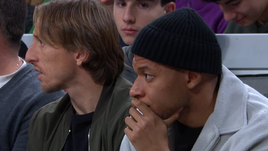 Modric y Mbappé presenciando el partido de baloncesto.