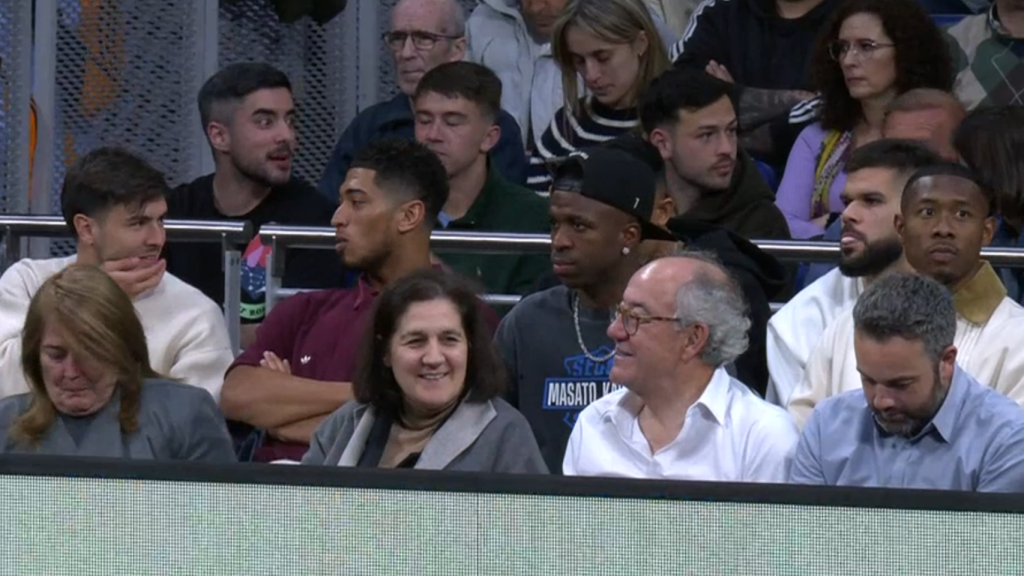Brahim, Bellingham, Vinicius y Alaba viendo el partido de baloncesto.