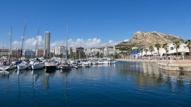 Panorámica del puerto deportivo de Alicante.