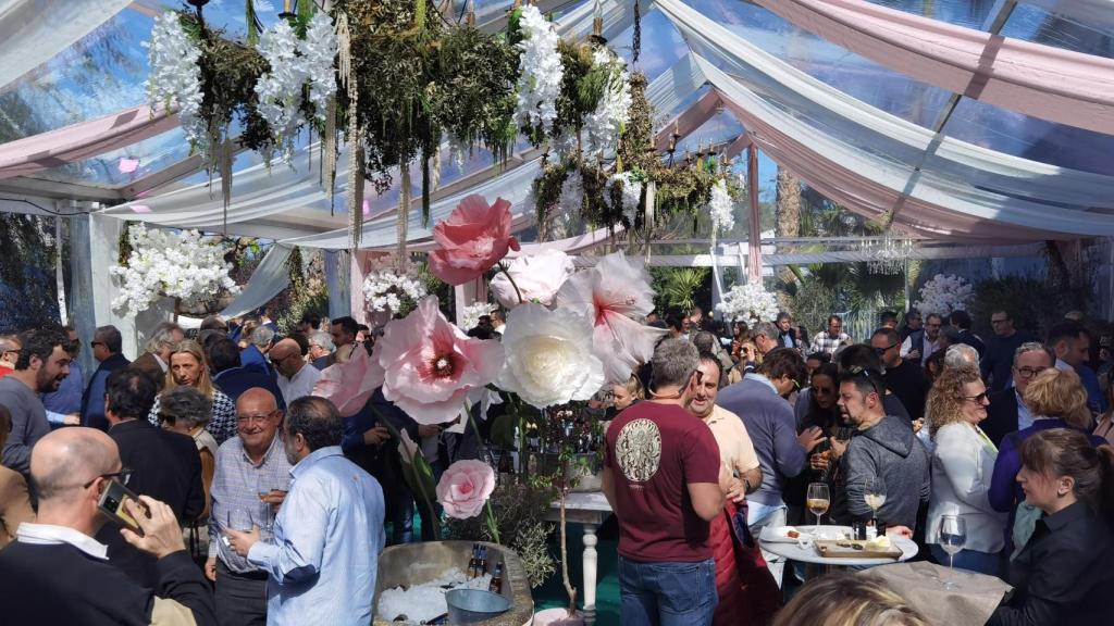 La carpa de recepción de invitados del restaurante Alfonso Mira en Aspe, en las jornadas anteriores.