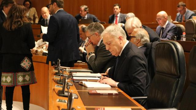 El consejero de Vivienda, Octavio López, en el Pleno de las Cortes