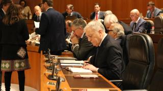 El consejero de Vivienda, Octavio López, en el Pleno de las Cortes