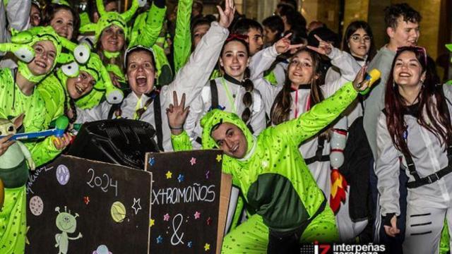 Peñistas en el desfile de Carnaval, en Zaragoza.