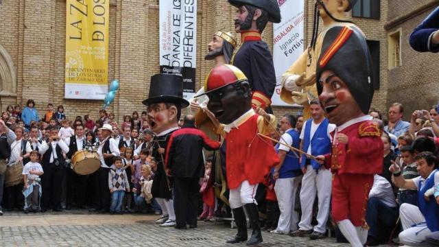 Gigantes y cabezudos en Zaragoza.
