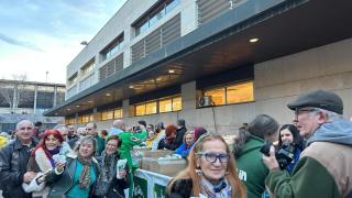 Algunos de los muchos zaragozanos haciendo fila por el reparto de longaniza.