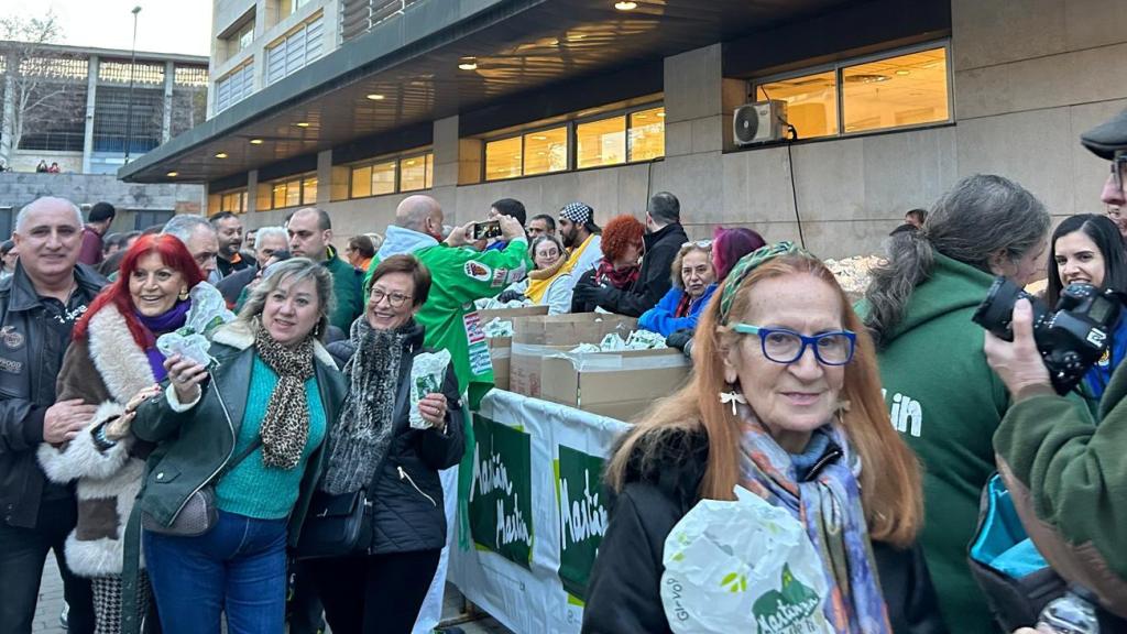 Algunos de los muchos zaragozanos haciendo fila por el reparto de longaniza el año pasado.