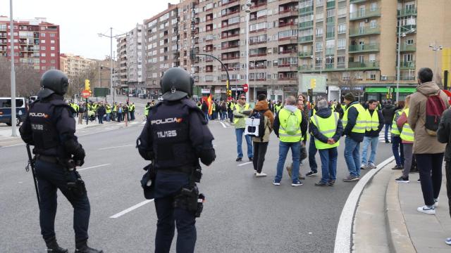 Los agricultores bloquean una de las principales calles de Zaragoza.