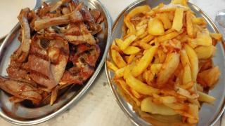 Costillas y patatas fritas de Casa Agudo.