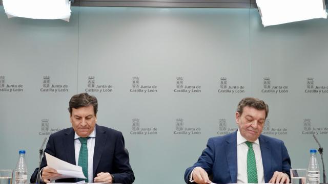 El consejero de Economía y Hacienda y portavoz, Carlos Fernández Carriedo, y el consejero de la Presidencia, Luis Miguel González Gago, comparecen en rueda de prensa posterior al Consejo de Gobierno.