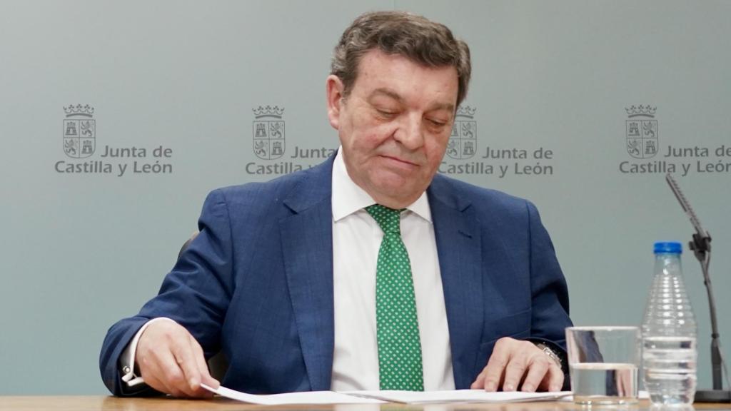 El consejero de Economía y Hacienda y portavoz, Carlos Fernández Carriedo, y el consejero de la Presidencia, Luis Miguel González Gago, comparecen en rueda de prensa posterior al Consejo de Gobierno.