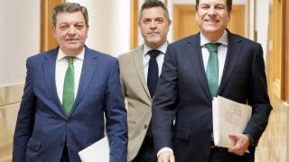 El consejero de Economía y Hacienda y portavoz, Carlos Fernández Carriedo, y el consejero de la Presidencia, Luis Miguel González Gago, comparecen en rueda de prensa posterior al Consejo de Gobierno.