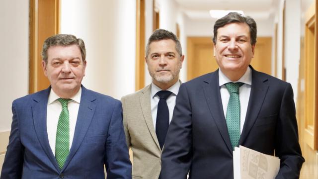 El consejero de Economía y Hacienda y portavoz, Carlos Fernández Carriedo, y el consejero de la Presidencia, Luis Miguel González Gago, comparecen en rueda de prensa posterior al Consejo de Gobierno.