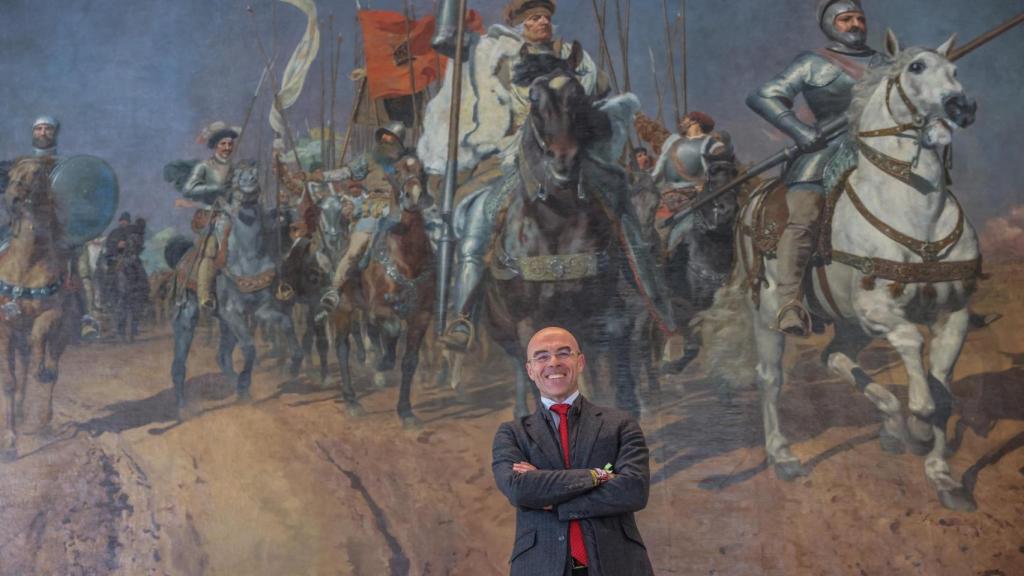 Buxadé posa junto al cuadro de 'Los Comuneros' presente en las Cortes de Castilla y León