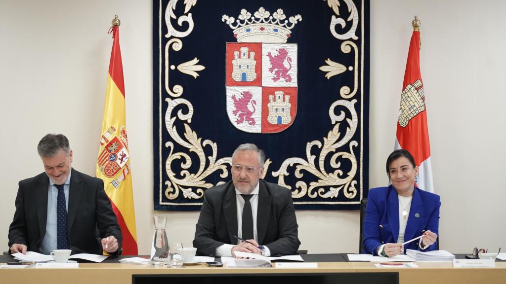 El vicepresidente de las Cortes, Francisco Vázquez, el presidente, Carlos Pollán, y la vicepresidenta segunda, Ana Sánchez, durante una Junta de Portavoces