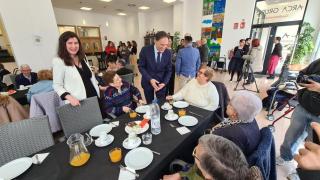 El alcalde de Salamanca, Carlos García Carbayo, y la concejala de Bienestar Social, Miryam Rodríguez, visitan el Centro de Convivencia Victoria Adrados