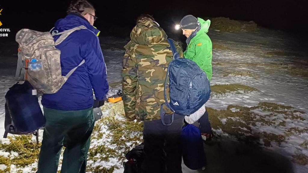 Imagen de dos senderistas madrileños rescatados en la vertiente segoviana de la Sierra de Guadarrama