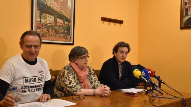 Cecilio Vadillo, Yolanda Matía y José Luis Lara, miembros de la Plataforma por el Soterramiento de Valladolid, en la rueda de prensa de este jueves