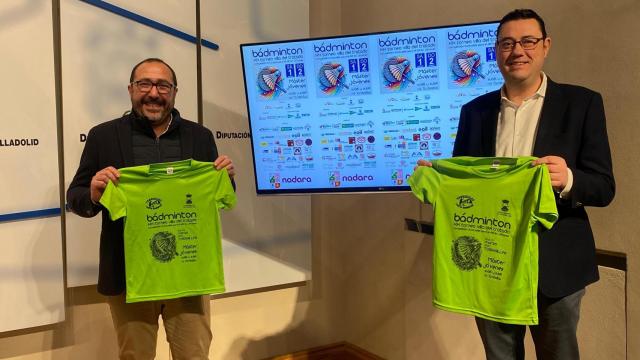 El alcalde de Tordesillas, Miguel Ángel Oliveira, junto con el diputado provincial de Deportes, Javier González Vega, en la presentación del XX Torneo Villa del Tratado de bádminton