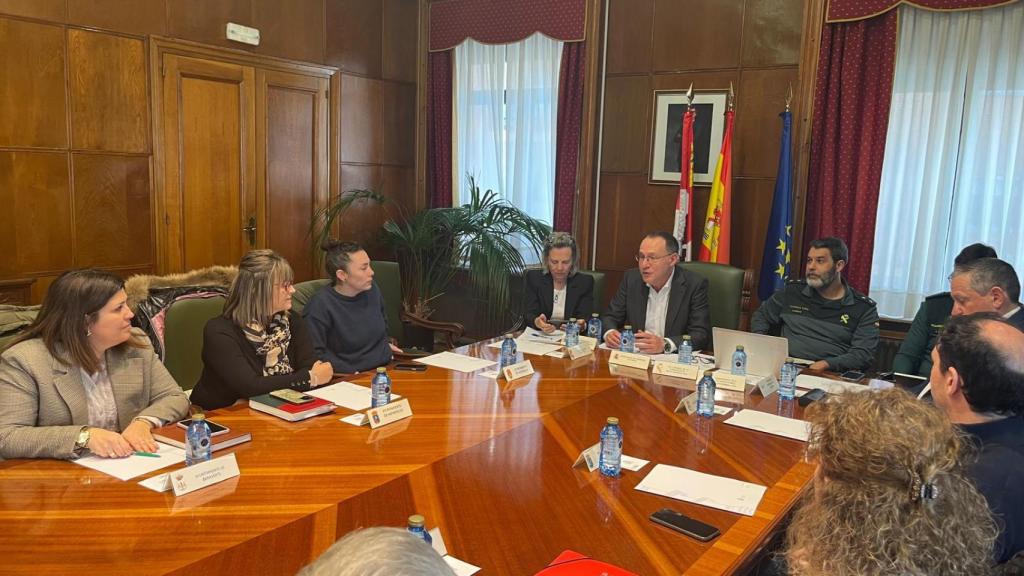 Reunión del subdelegado del Gobierno, Ángel Blanco, con los alcaldes de los pueblos con cuartel de la Guardia Civil