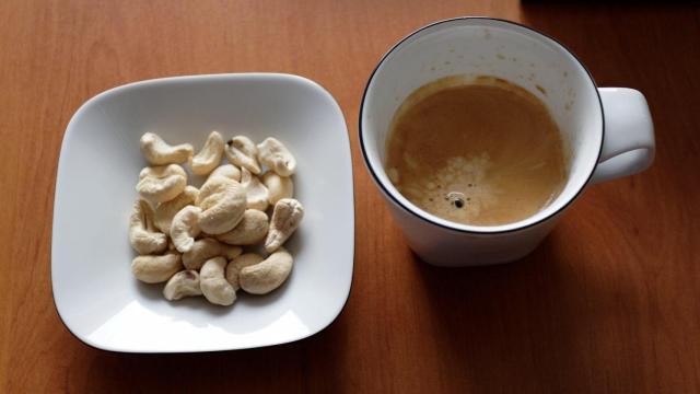 Café y anacardos.