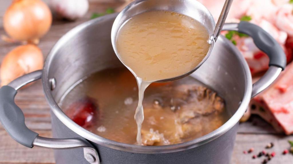 Un caldo en una olla.