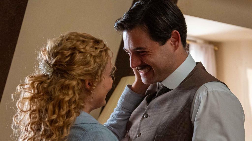 Ana Garcés (Jana Expósito) y Arturo García Sancho (Manuel) en una escena de 'La Promesa'.