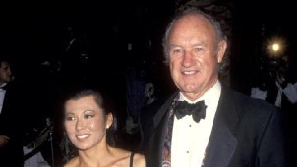 Gene Hackman con su segunda mujer, Betsy Arakawa.