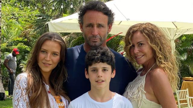 Álvaro Muñoz Escassi y Lara Dibildos, junto a Anna Barrachina y Álvaro Jr.