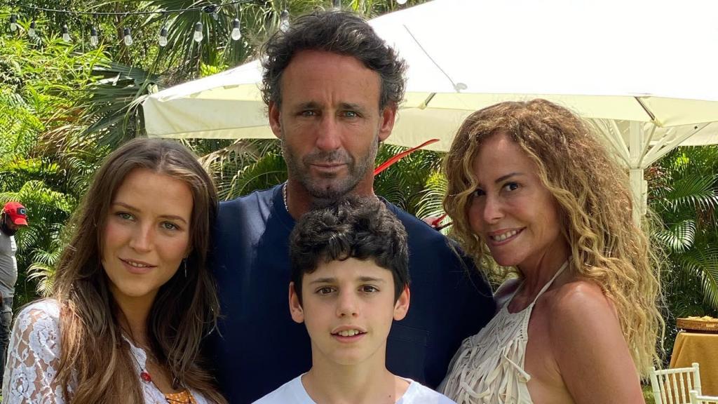 Álvaro Muñoz Escassi y Lara Dibildos, junto a Anna Barrachina y Álvaro Jr.