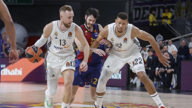 Dzanan Musa conduce el balón durante el partido ante el Barça.