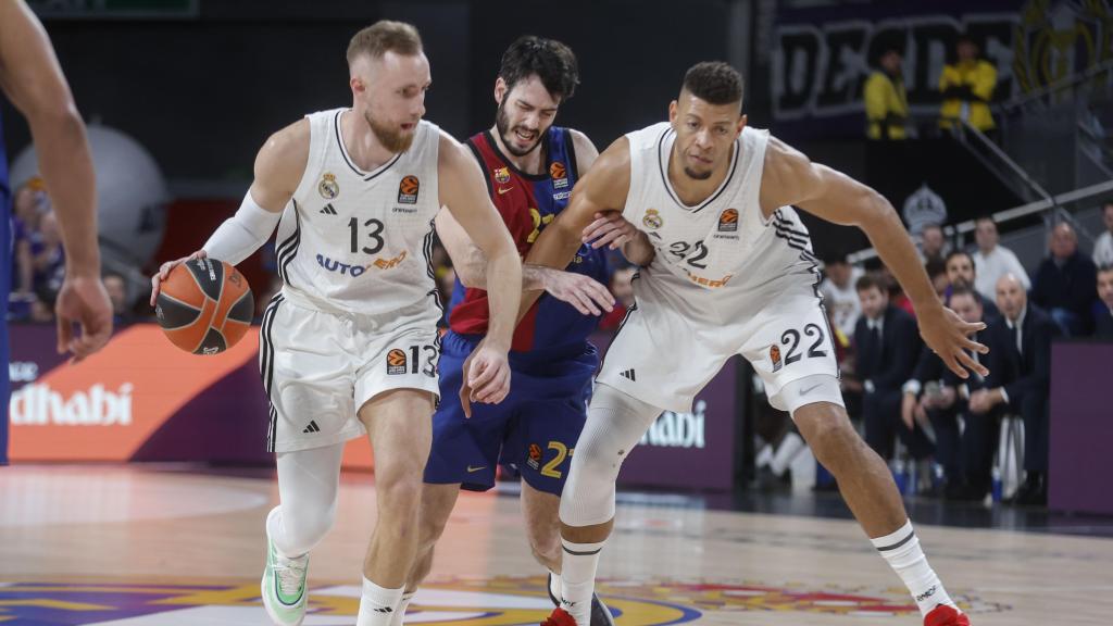 Dzanan Musa conduce el balón durante el partido ante el Barça.