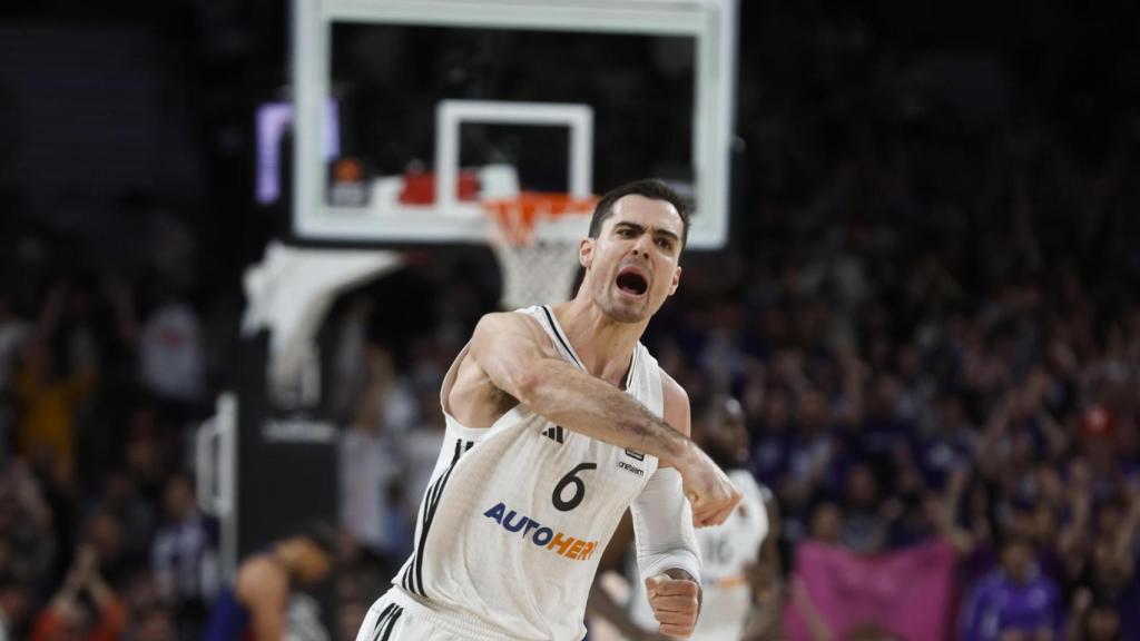Alberto Abalde celebra una canasta durante un Clásico en la Euroliga