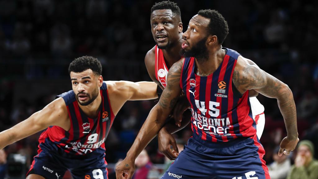 Timothe Luwawu-Cabarrot y Donta Hall en el partido ante Olympiacos.