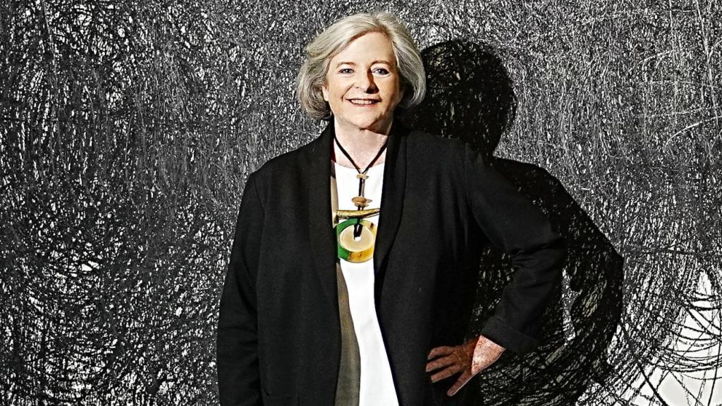 La coleccionista Patricia Phelps de Cisneros delante de una obra  de Jorge Pineda. Foto: Mauricio Donelli