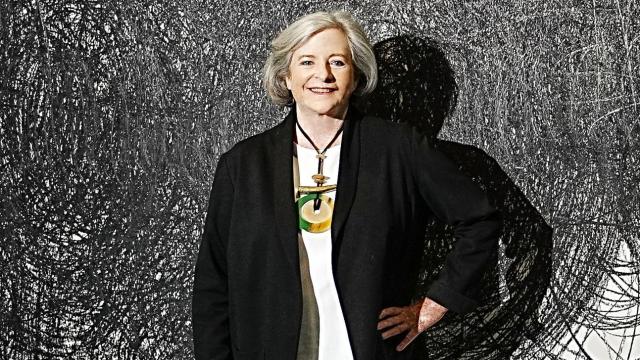 La coleccionista Patricia Phelps de Cisneros delante de una obra  de Jorge Pineda. Foto: Mauricio Donelli