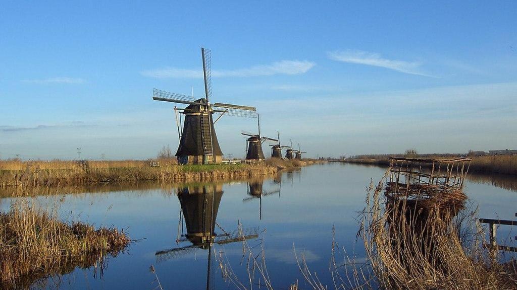 Pólder (superficie terrestre ganada al Mar del Norte) del pueblo de Kinderdijk (Países Bajos). Foto: Wikimedia Commons