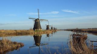 Pólder (superficie terrestre ganada al Mar del Norte) del pueblo de Kinderdijk (Países Bajos). Foto: Wikimedia Commons