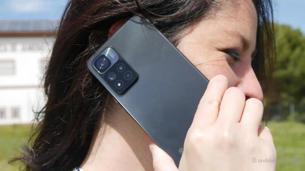 Una mujer usando un móvil de Xiaomi